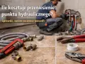 Hydraulik pracuje przy instalacji wodnej, obok leżą narzędzia: klucze, taśma i węże.