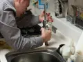 Kurs hydraulika: Cena, zarobki, dofinansowanie. Czy się opłaca?