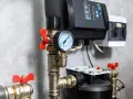 Instalacja hydrauliczna z zaworami, manometrem i sterownikiem.