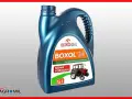 Niebieska bańka oleju hydraulicznego Boxol 26 5L z wizerunkiem ciągnika.