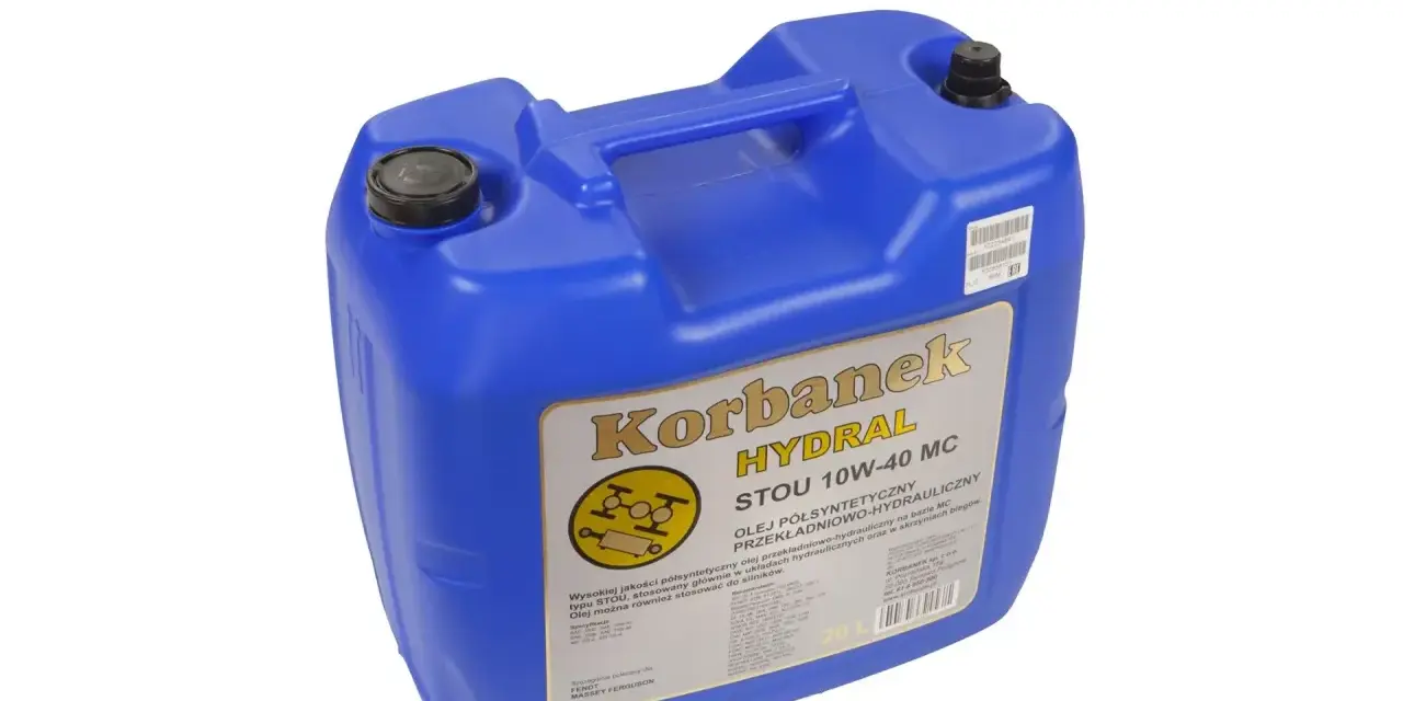 Niebieski kanister z olejem hydraulicznym Korbanek Hydral STOU 10W-40 MC.