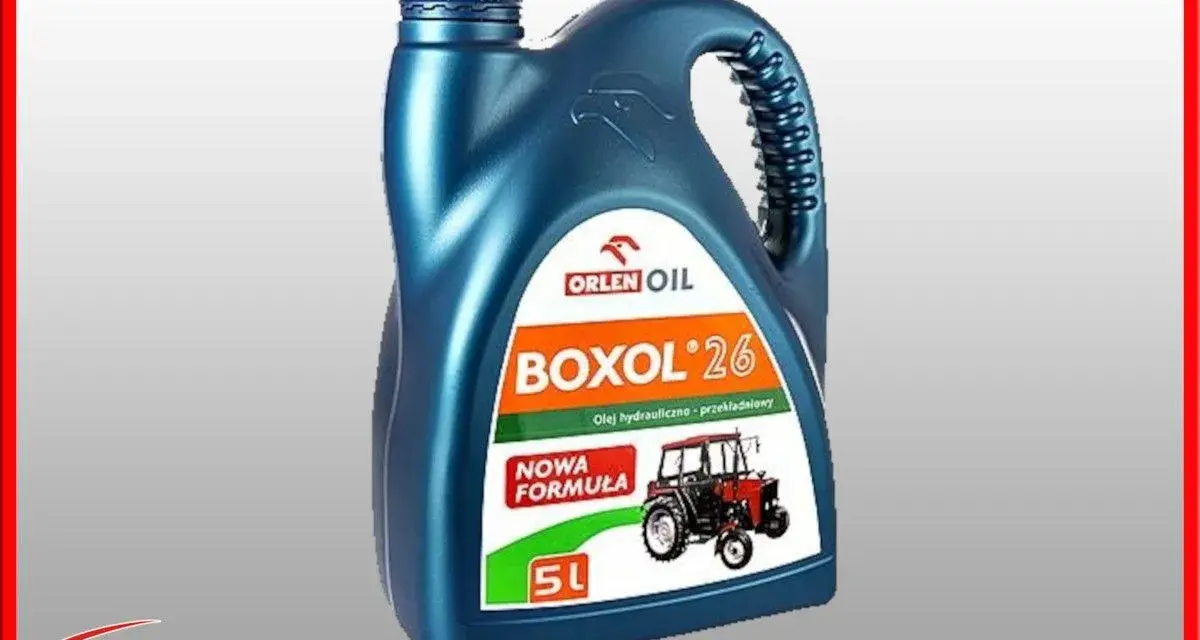 Niebieska bańka oleju hydraulicznego Boxol 26 5L z wizerunkiem ciągnika.