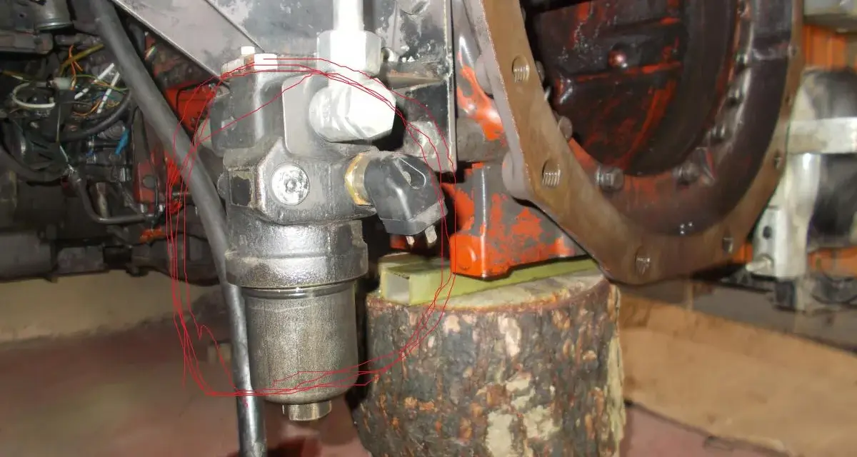 Filtr hydrauliki ciągnika MF 255 z zaznaczonymi elementami.