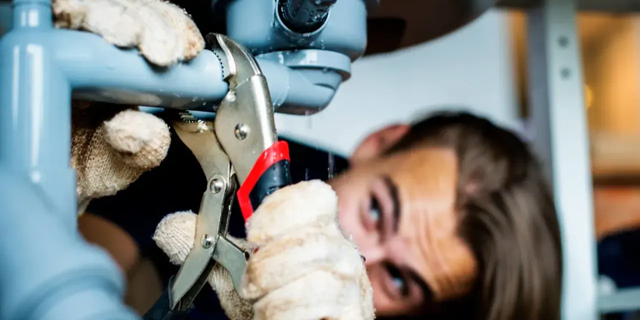 Co robi hydraulik? Poznaj pełen zakres jego kluczowych zadań!