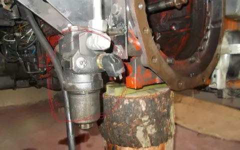 Filtr hydrauliki ciągnika MF 255 z zaznaczonymi elementami.
