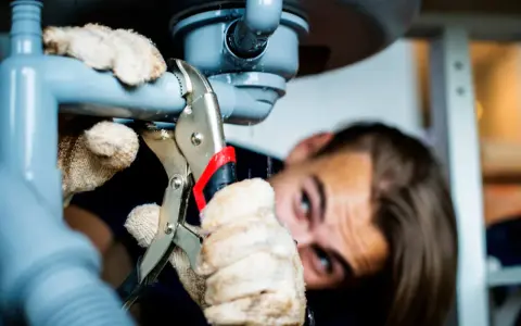 Co robi hydraulik? Poznaj pełen zakres jego kluczowych zadań!