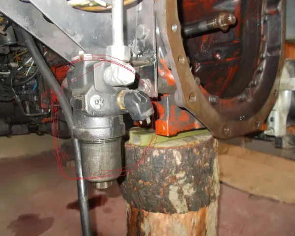 Filtr hydrauliki ciągnika MF 255 z zaznaczonymi elementami.