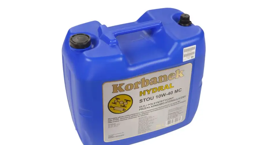 Niebieski kanister z olejem hydraulicznym Korbanek Hydral STOU 10W-40 MC.