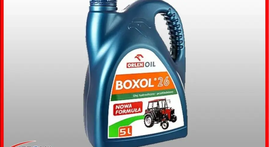 Niebieska bańka oleju hydraulicznego Boxol 26 5L z wizerunkiem ciągnika.