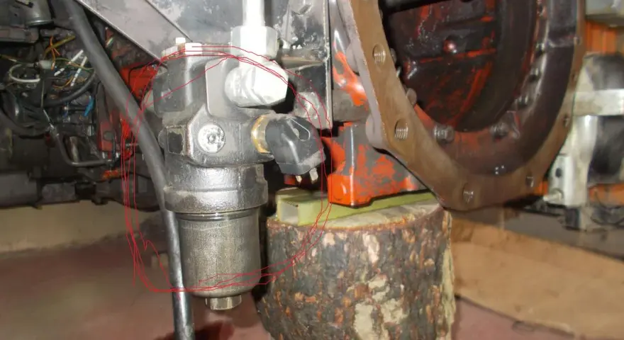 Filtr hydrauliki ciągnika MF 255 z zaznaczonymi elementami.