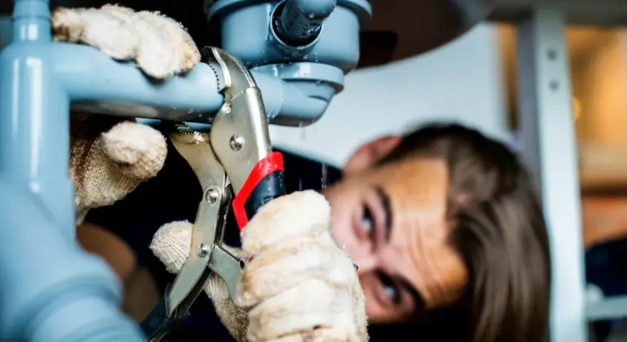 Co robi hydraulik? Poznaj pełen zakres jego kluczowych zadań!