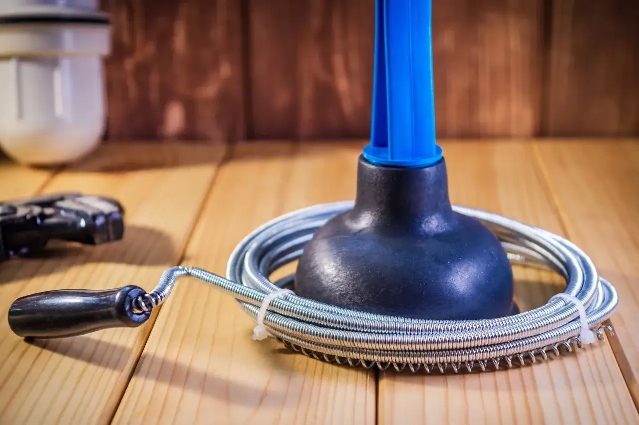Hydraulik naprawia zatkane rury, profesjonalne udrażnianie