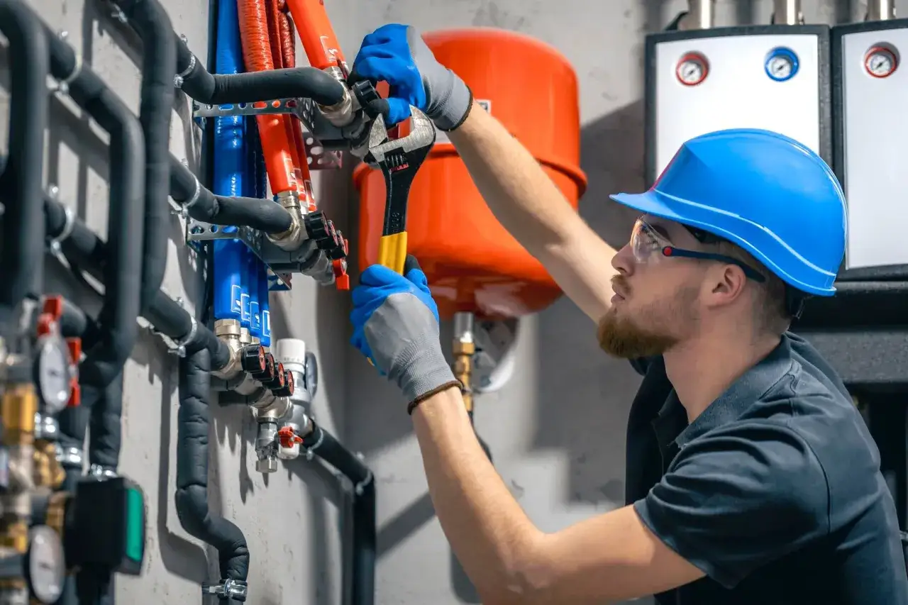 Hydraulik w pracy, nowoczesne instalacje